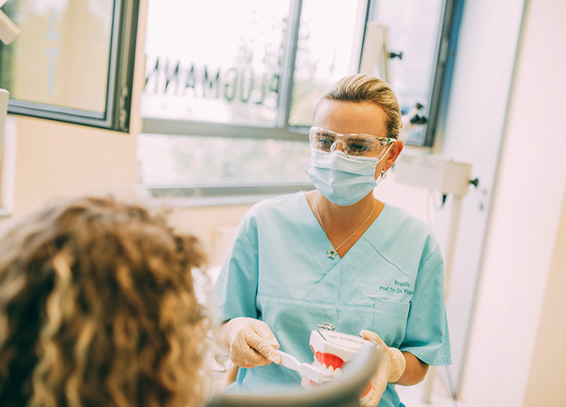 Mitarbeiterin berät Patientin zur idealen Zahnprophylaxe Leverkusen