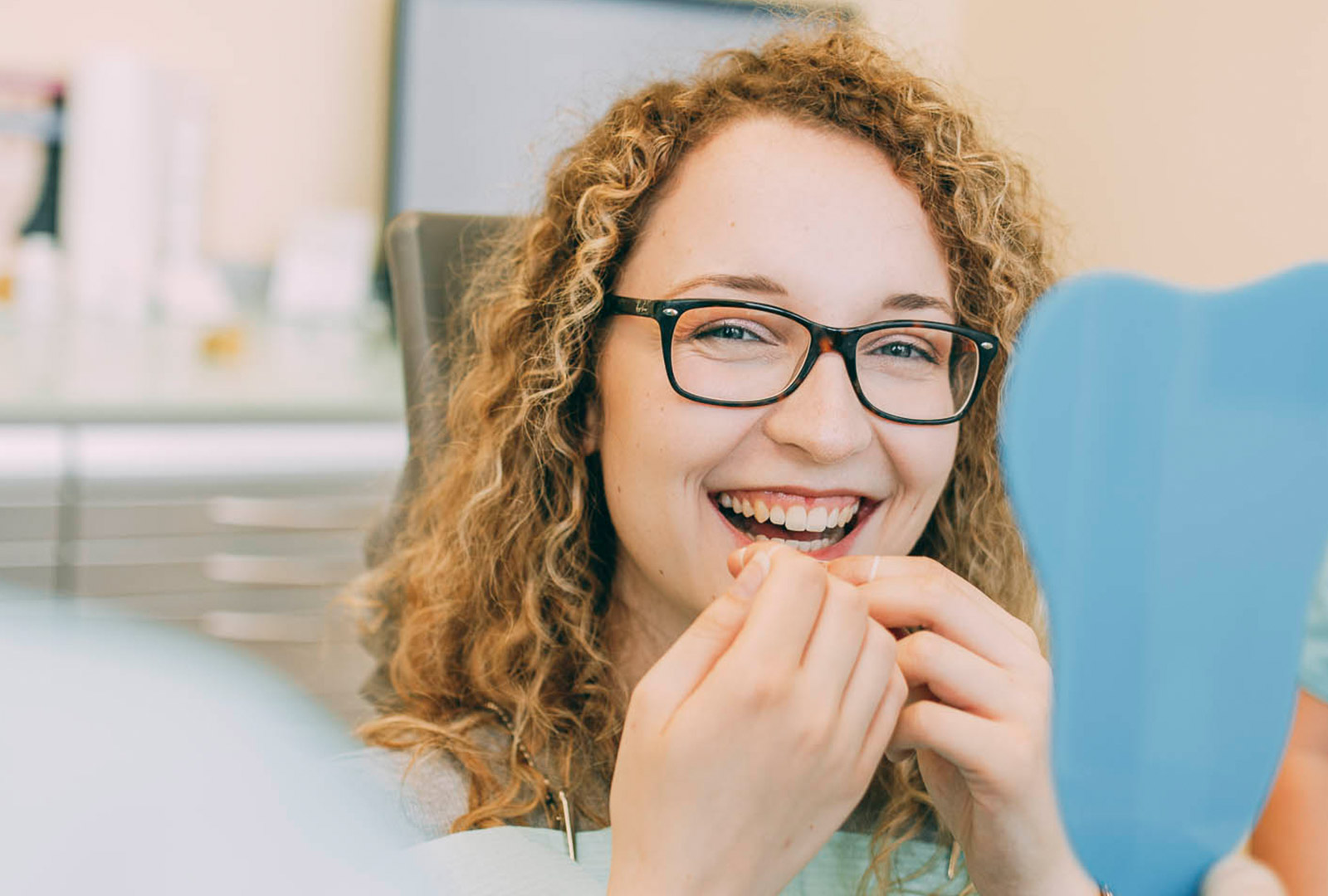 Patientin freut sich über gesunde Zähne dank Zahnprophylaxe Leverkusen