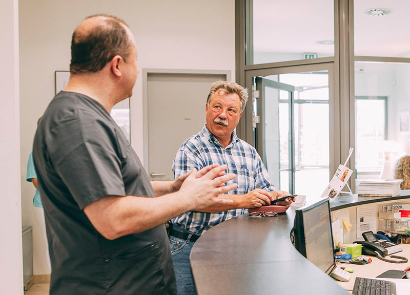 Prof. Dr. Dr. Plugmann und Team kümmern sich herzlich um Ihre Patienten