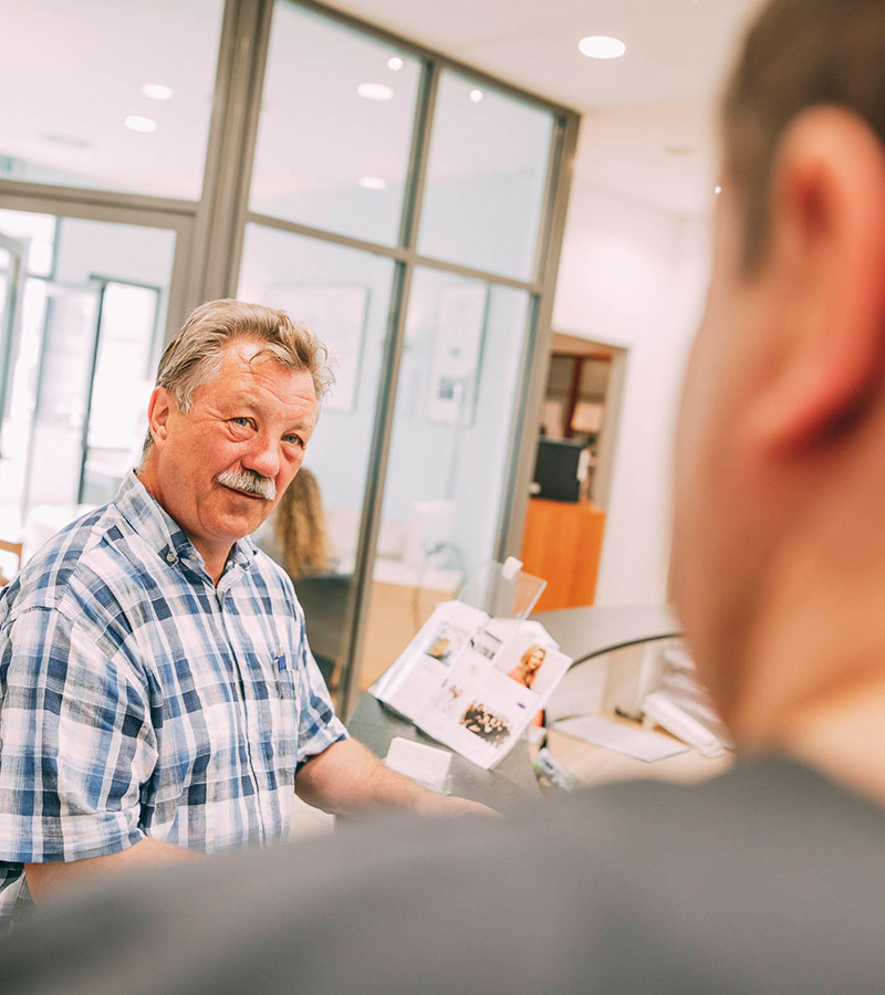 Patienten fühlen sich wohl in der Zahnarztpraxis Leverkusen Plugmann