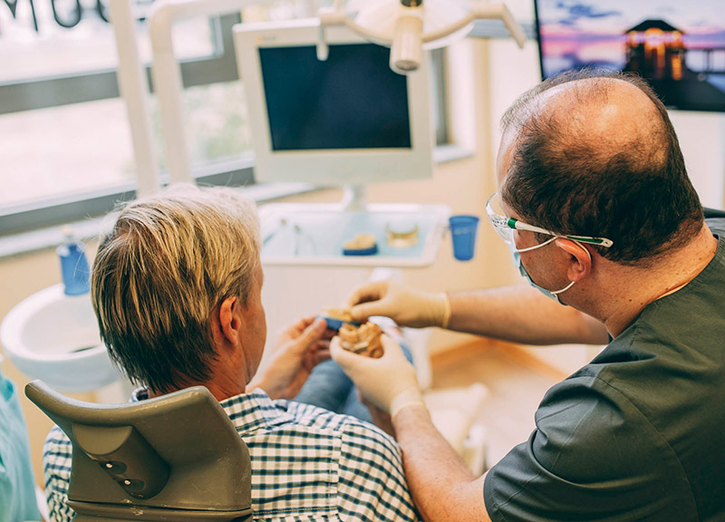 Zahnarzt berät Patienten zu Zahnersatz aus Leverkusen