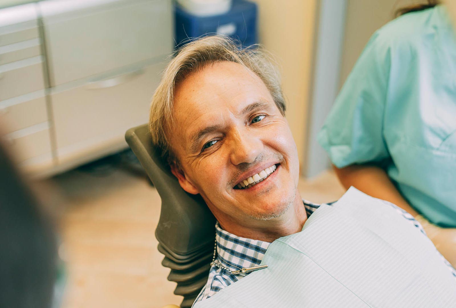 Patient freut sich über passenden Zahnersatz aus Leverkusen