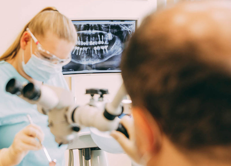 Röntgenbild des Kiefers zeigt, wo der Zahnarzt Zahnimplantate Leverkusen setzt