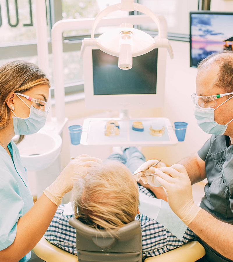 Implantatprophylaxe für langen Halt der Zahnimplantate Leverkusen